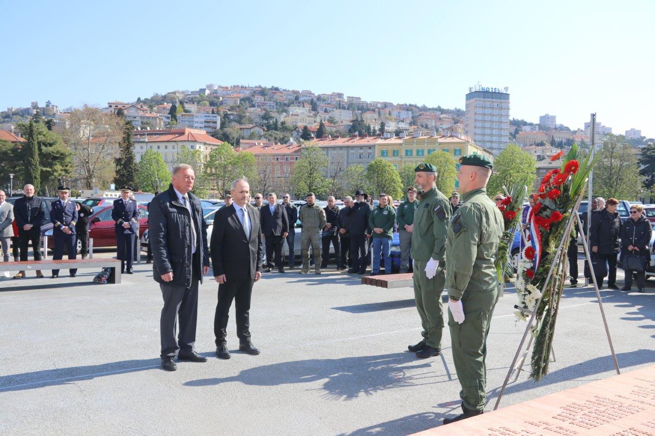 Polaganje-vijenaca-povodom-Obilježavanja-32.-godišnjice-osnivanja-Specijalne-jedinice-policije-„Ajkula“-5