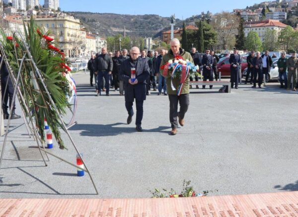 Polaganje-vijenaca-povodom-Obilježavanja-32.-godišnjice-osnivanja-Specijalne-jedinice-policije-„Ajkula“-7-1200×800