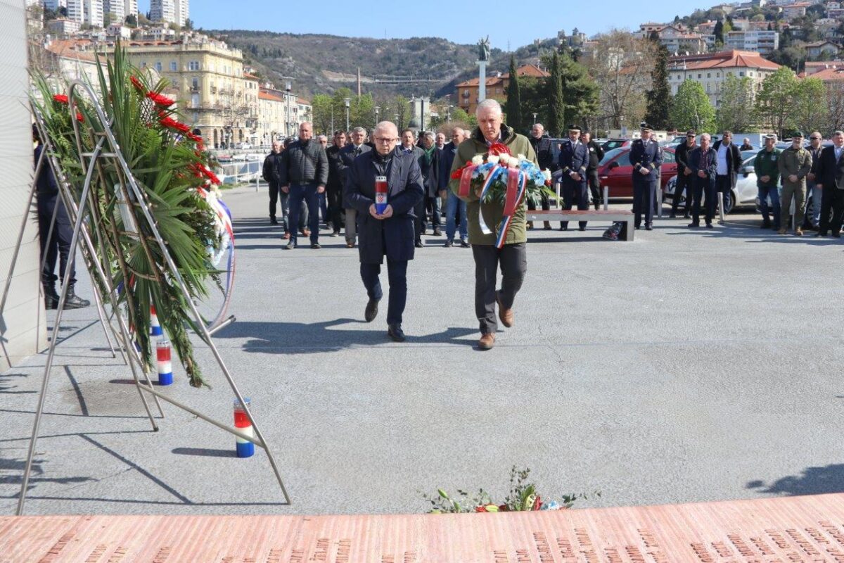 Polaganje-vijenaca-povodom-Obilježavanja-32.-godišnjice-osnivanja-Specijalne-jedinice-policije-„Ajkula“-7-1200×800
