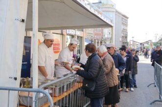 Tradicionalna-marenda-s-građanima-na-Korzu-uoči-Uskrsa-1 Tradicionalna-marenda-s-građanima-na-Korzu-uoči-Uskrsa-1