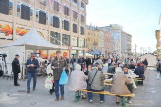 Tradicionalna-marenda-s-građanima-na-Korzu-uoči-Uskrsa-4 Tradicionalna-marenda-s-građanima-na-Korzu-uoči-Uskrsa-4