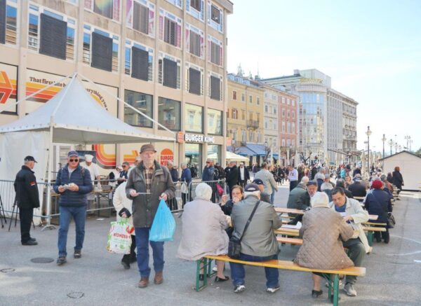 Tradicionalna-marenda-s-građanima-na-Korzu-uoči-Uskrsa-4