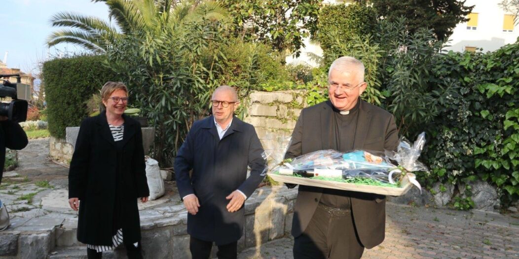 Tradicionalni-uskrsni-doručak-riječkog-nadbiskupa-i-predstavnika-Grada-Rijeke-1-Copy Tradicionalni-uskrsni-doručak-riječkog-nadbiskupa-i-predstavnika-Grada-Rijeke-1-Copy