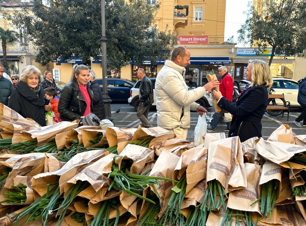 opatija veliki petak podjela paketa (1) opatija veliki petak podjela paketa (1)