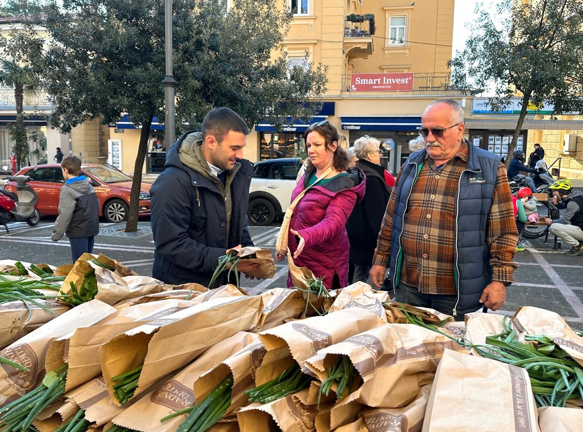 opatija veliki petak podjela paketa (2) opatija veliki petak podjela paketa (2)