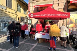 opatija veliki petak podjela paketa (3) opatija veliki petak podjela paketa (3)