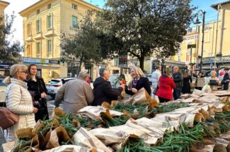 opatija veliki petak podjela paketa (4) opatija veliki petak podjela paketa (4)