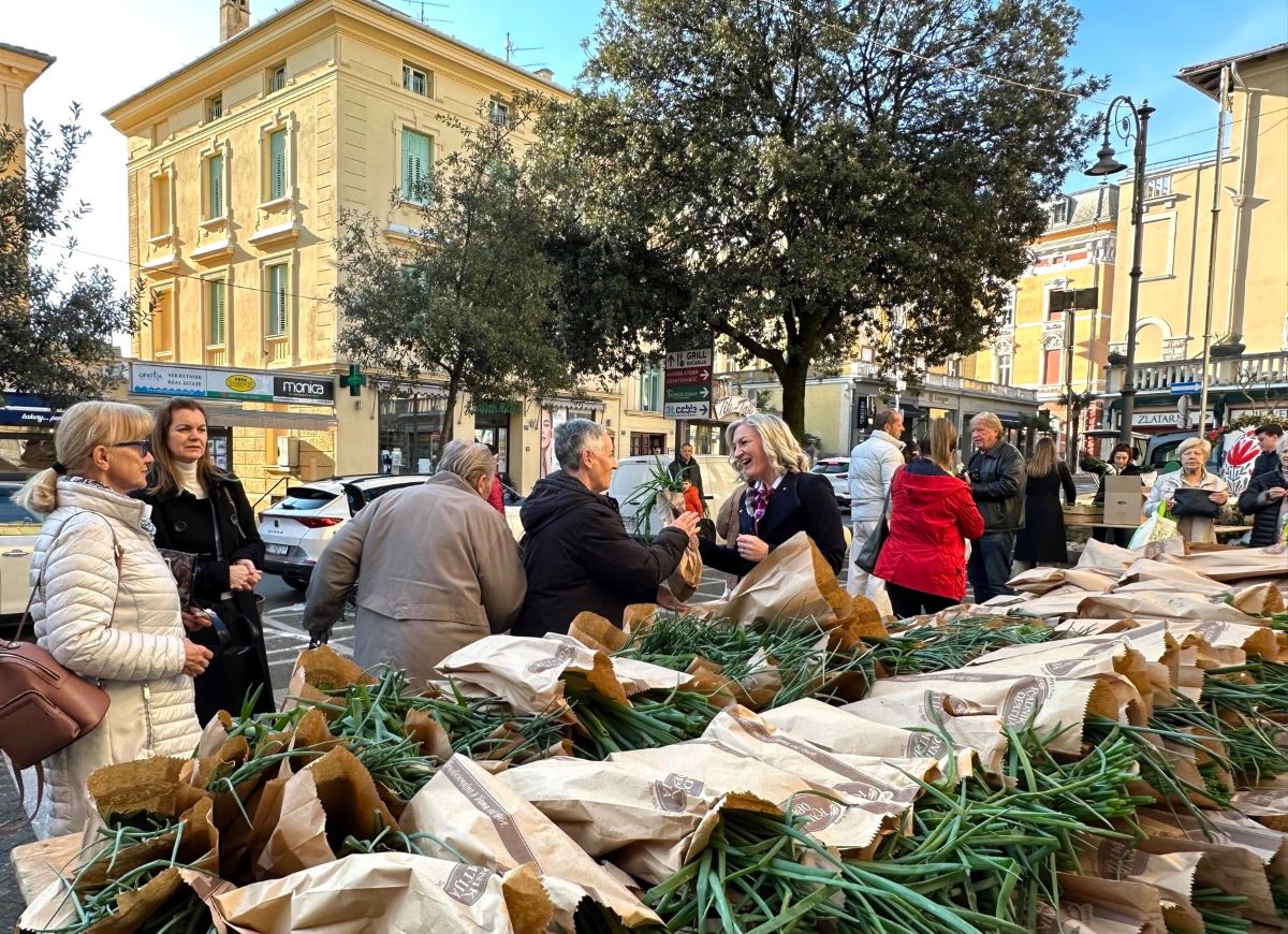 opatija veliki petak podjela paketa (4) opatija veliki petak podjela paketa (4)