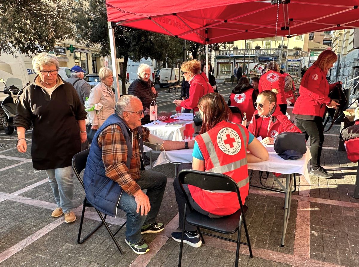 opatija veliki petak podjela paketa (5) opatija veliki petak podjela paketa (5)