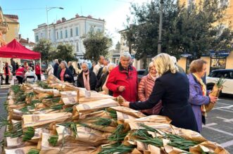 opatija veliki petak podjela paketa (6) opatija veliki petak podjela paketa (6)