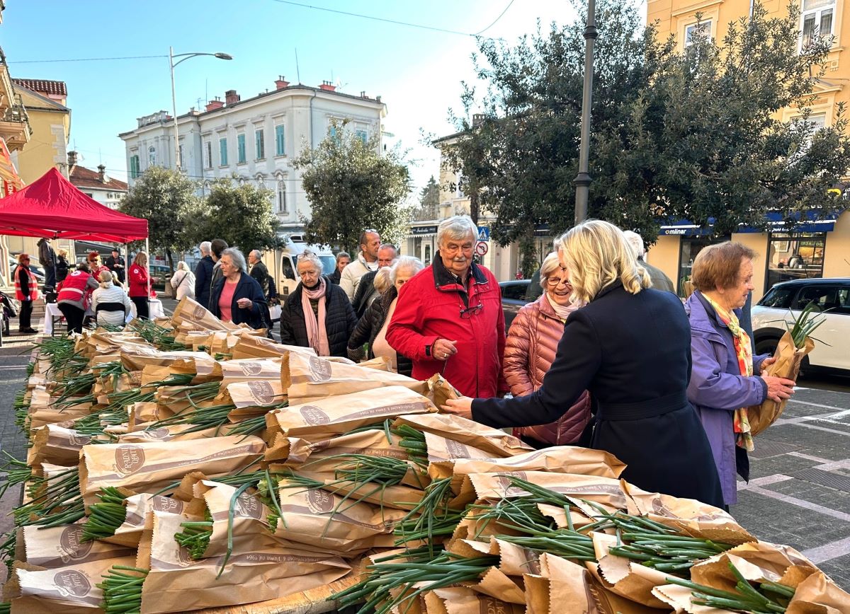 opatija veliki petak podjela paketa (6) opatija veliki petak podjela paketa (6)