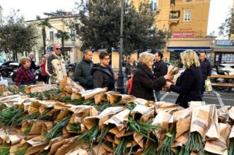 opatija veliki petak podjela paketa (8) opatija veliki petak podjela paketa (8)