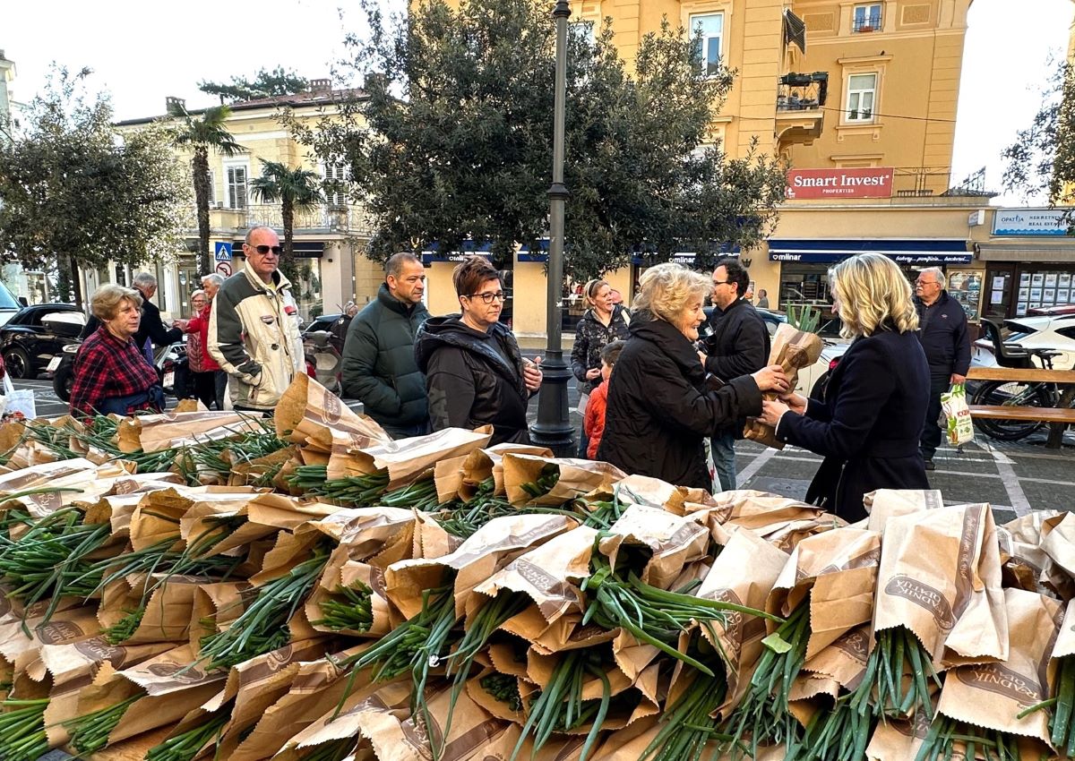 opatija veliki petak podjela paketa (8) opatija veliki petak podjela paketa (8)