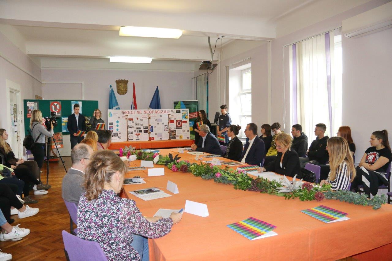 Okrugli-stol-na-temu-„Reci-NE-neofašizmu“-u-Prirodoslovnoj-i-grafičkoj-školi-10 Okrugli-stol-na-temu-„Reci-NE-neofašizmu“-u-Prirodoslovnoj-i-grafičkoj-školi-10