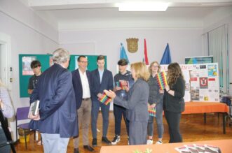 Okrugli-stol-na-temu-„Reci-NE-neofašizmu“-u-Prirodoslovnoj-i-grafičkoj-školi-3 Okrugli-stol-na-temu-„Reci-NE-neofašizmu“-u-Prirodoslovnoj-i-grafičkoj-školi-3