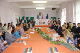 Okrugli-stol-na-temu-„Reci-NE-neofašizmu“-u-Prirodoslovnoj-i-grafičkoj-školi-8-1200×800 Okrugli-stol-na-temu-„Reci-NE-neofašizmu“-u-Prirodoslovnoj-i-grafičkoj-školi-8-1200×800