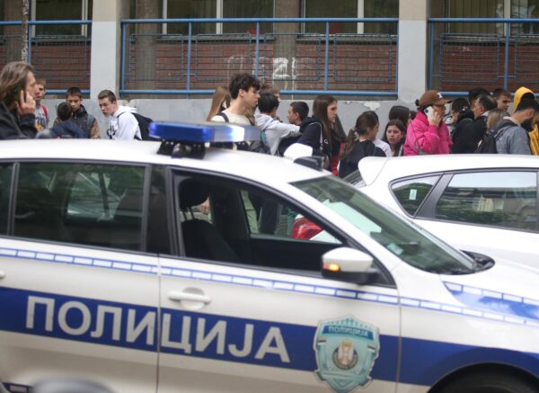 Beograd: Učenici izlaze iz škole u kojoj je učenik ubijao školarce i učiteljicu