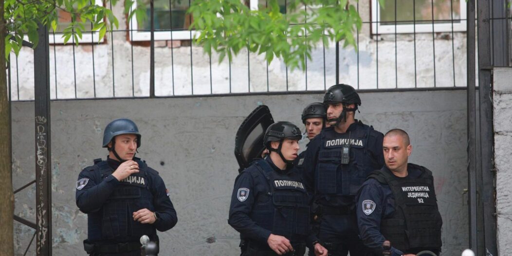 Beograd: Policija blokirala prometnice kod škole gdje je dječak ubio učenike i profesoricu Beograd: Policija blokirala prometnice kod škole gdje je dječak ubio učenike i profesoricu