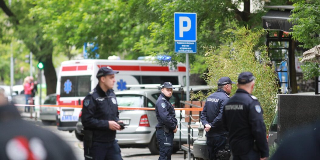 Beograd: Policija blokirala prometnice kod škole gdje je dječak ubio učenike i profesoricu Beograd: Policija blokirala prometnice kod škole gdje je dječak ubio učenike i profesoricu