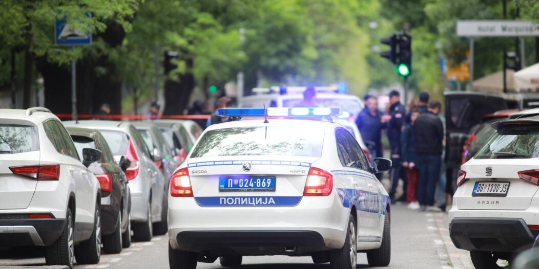 Beograd: Policija blokirala prometnice kod škole gdje je dječak ubio učenike i profesoricu Beograd: Policija blokirala prometnice kod škole gdje je dječak ubio učenike i profesoricu