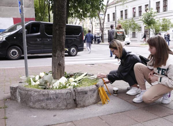 Beograd: Građani polažu cvijeće te pale svijeće ispred škole gdje je jutros učenik ubio devet osoba