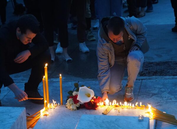Beograd: Brojni građani pale svijeće na Cvetnom trgu za stradale u današnjem masakru