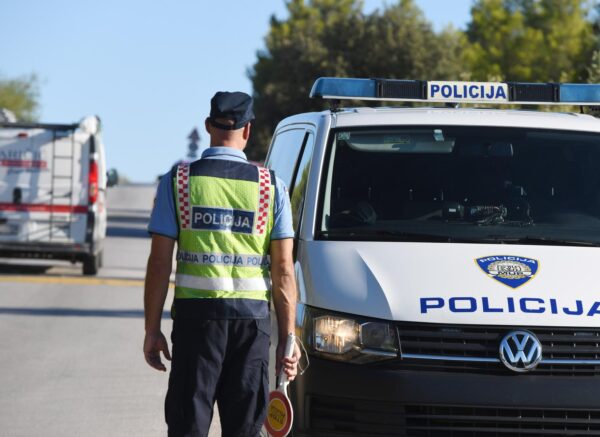 Brodarica: Poja?an policijski nadzor prilaza kolama zbog po?etka nove kolske godine