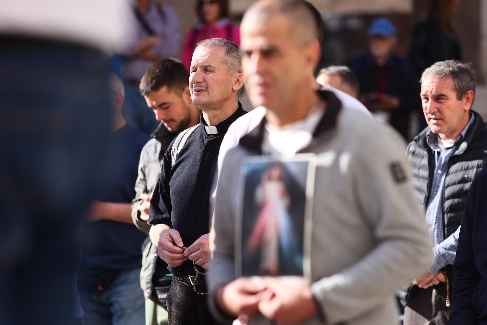 Split: Molitelji na splitskom Peristilu i danas su se okupili