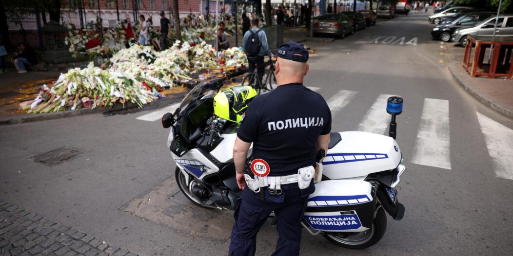 Beograd: Brojni ljudi ispred osnovne škole ostavljaju poruke, cvijeće i pale svijeće Beograd: Brojni ljudi ispred osnovne škole ostavljaju poruke, cvijeće i pale svijeće