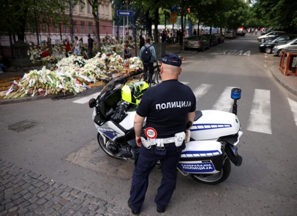 Beograd: Brojni ljudi ispred osnovne škole ostavljaju poruke, cvijeće i pale svijeće