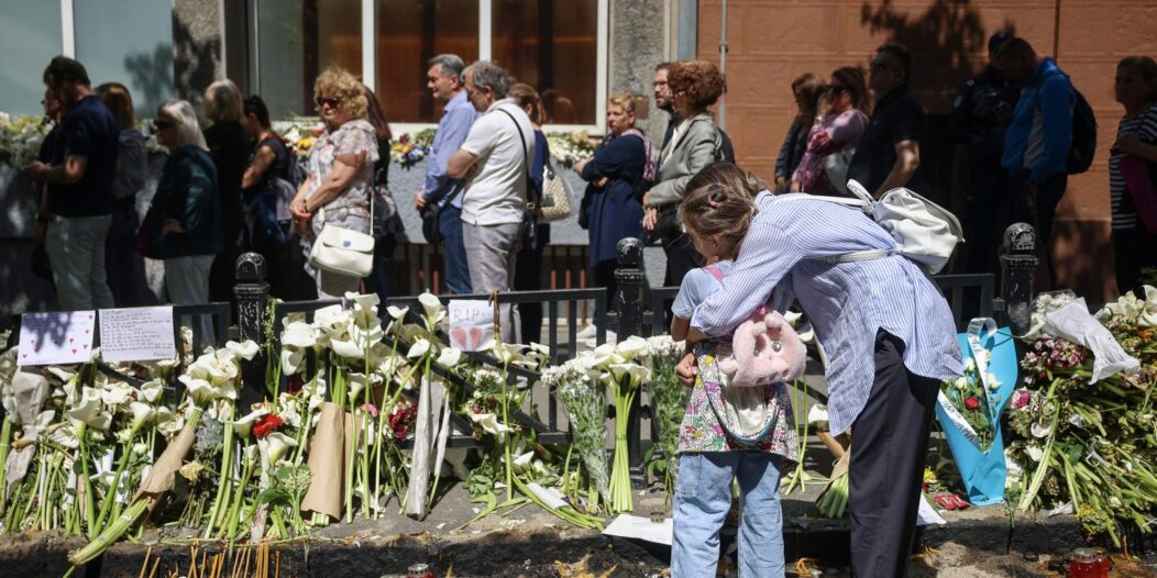 Beograd: I danas se veliki broj građana upisuje u knjigu žalosti u Osnovnoj školi “Vladislav Ribnikar” Beograd: I danas se veliki broj građana upisuje u knjigu žalosti u Osnovnoj školi “Vladislav Ribnikar”