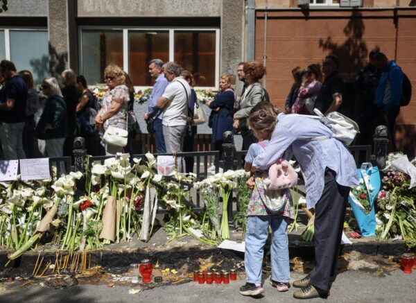 Beograd: I danas se veliki broj građana upisuje u knjigu žalosti u Osnovnoj školi “Vladislav Ribnikar”