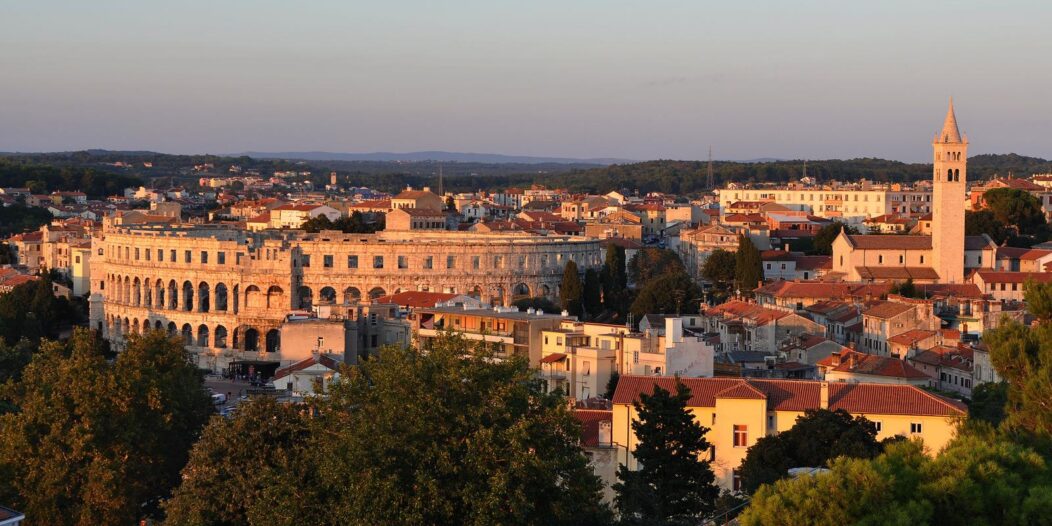 Pula: Pogled na panoramu grada u vrijeme zalaska sunca Pula: Pogled na panoramu grada u vrijeme zalaska sunca
