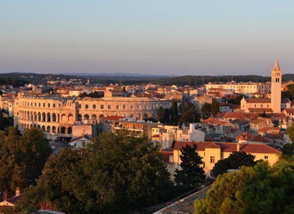 Pula: Pogled na panoramu grada u vrijeme zalaska sunca