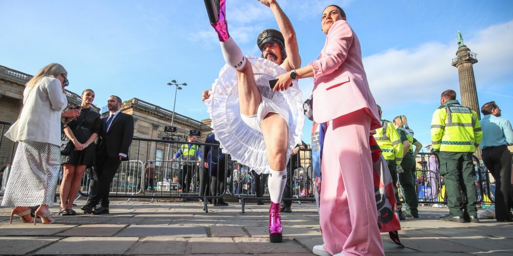 Liverpool: Mrle nakon ceremonije otvaranja Eurovizije pokazao gipkost i raskoš kostima Liverpool: Mrle nakon ceremonije otvaranja Eurovizije pokazao gipkost i raskoš kostima