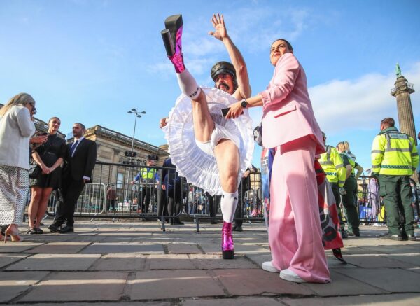 Liverpool: Mrle nakon ceremonije otvaranja Eurovizije pokazao gipkost i raskoš kostima Liverpool: Mrle nakon ceremonije otvaranja Eurovizije pokazao gipkost i raskoš kostima