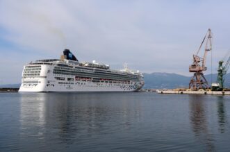 Prvi ovosezonski kruzer Norwegian Gem uplovio u riječku luku pun turista Prvi ovosezonski kruzer Norwegian Gem uplovio u riječku luku pun turista
