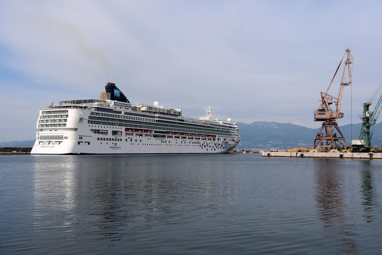 Prvi ovosezonski kruzer Norwegian Gem uplovio u riječku luku pun turista Prvi ovosezonski kruzer Norwegian Gem uplovio u riječku luku pun turista