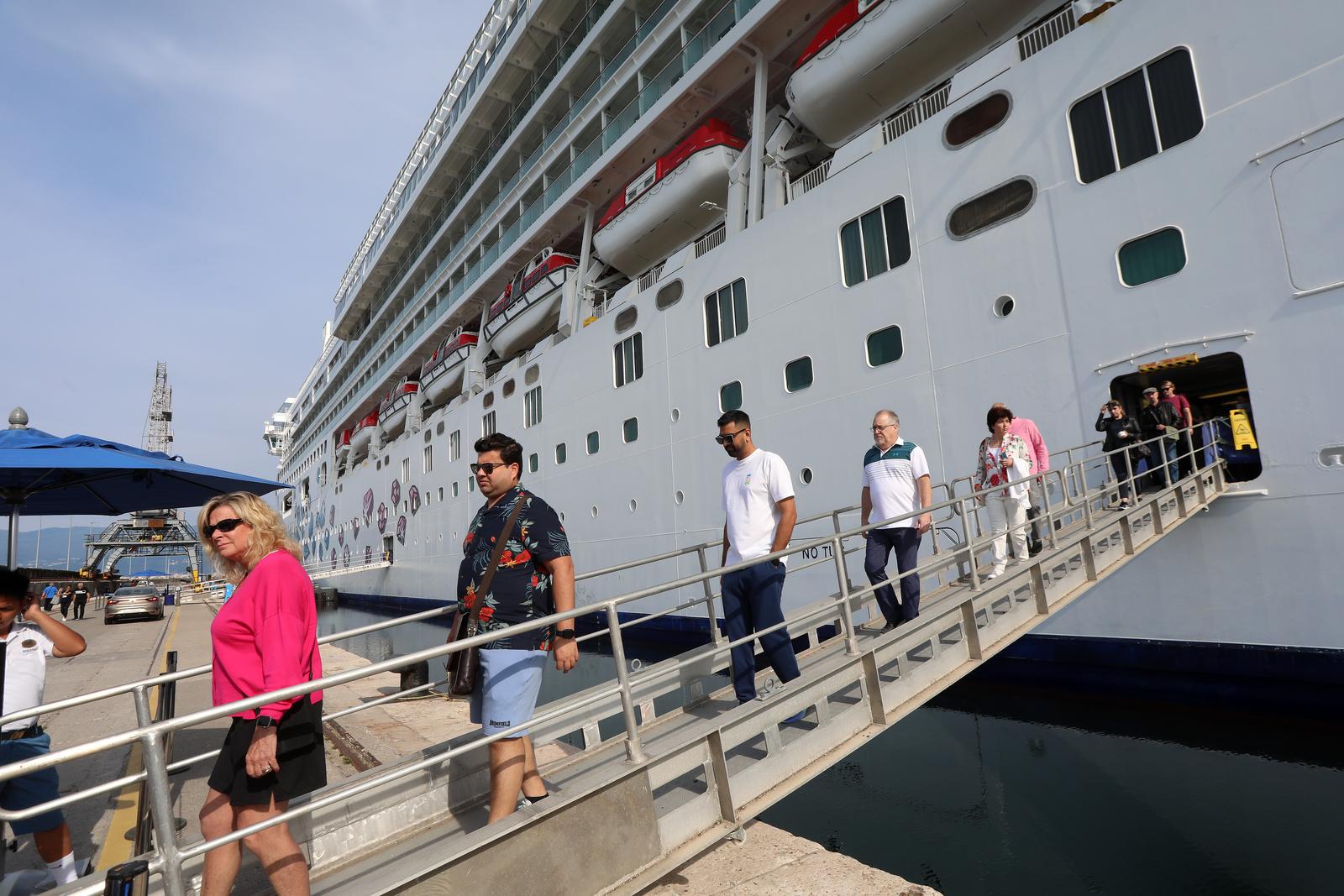 Prvi ovosezonski kruzer Norwegian Gem uplovio u riječku luku pun turista Prvi ovosezonski kruzer Norwegian Gem uplovio u riječku luku pun turista