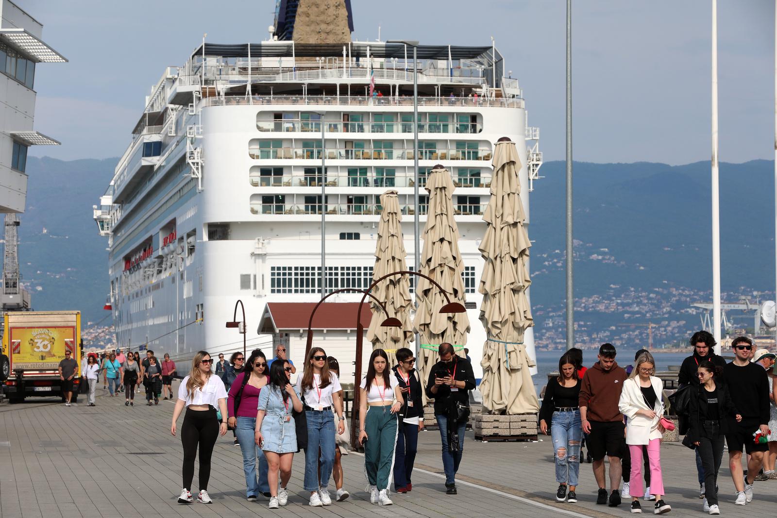Prvi ovosezonski kruzer Norwegian Gem uplovio u riječku luku pun turista Prvi ovosezonski kruzer Norwegian Gem uplovio u riječku luku pun turista