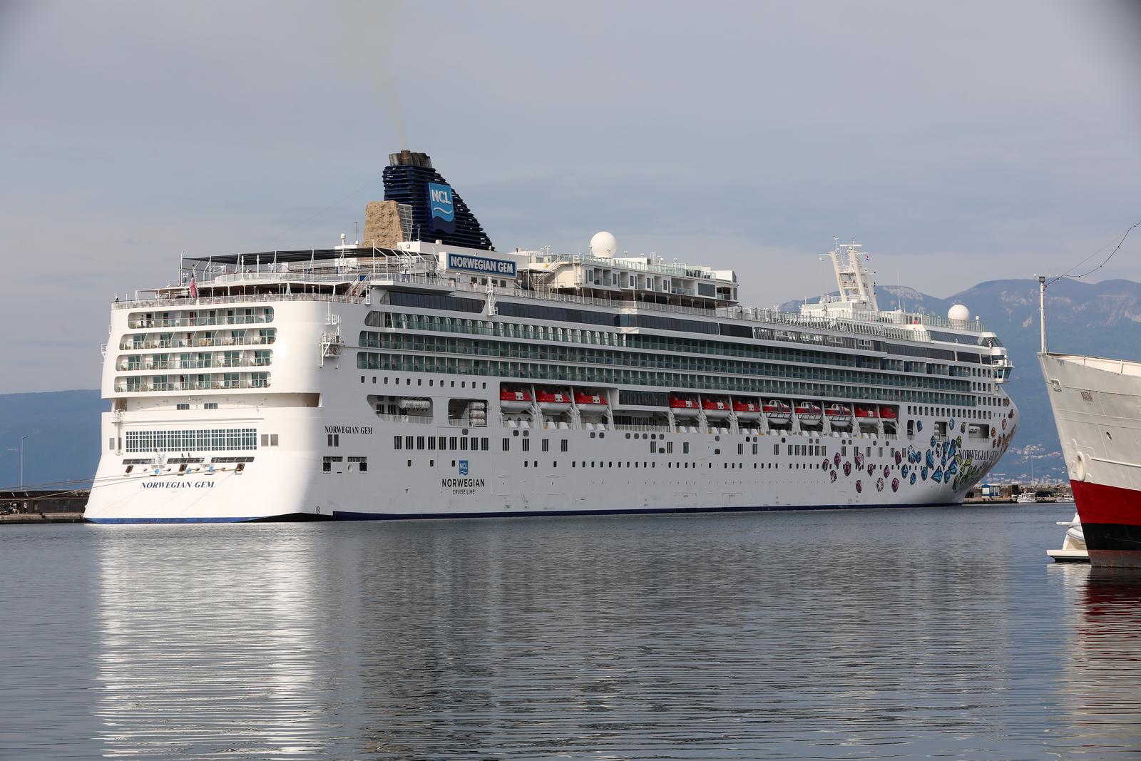 Prvi ovosezonski kruzer Norwegian Gem uplovio u riječku luku pun turista Prvi ovosezonski kruzer Norwegian Gem uplovio u riječku luku pun turista