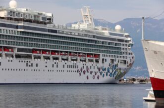 Prvi ovosezonski kruzer Norwegian Gem uplovio u riječku luku pun turista Prvi ovosezonski kruzer Norwegian Gem uplovio u riječku luku pun turista