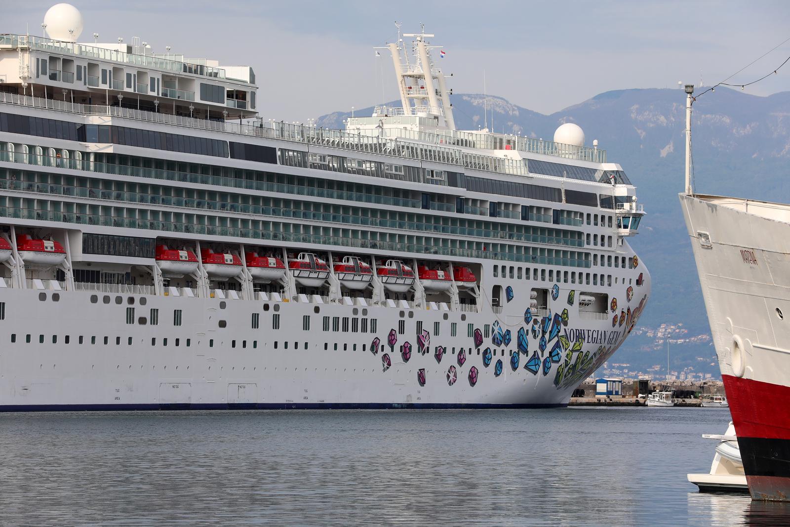 Prvi ovosezonski kruzer Norwegian Gem uplovio u riječku luku pun turista Prvi ovosezonski kruzer Norwegian Gem uplovio u riječku luku pun turista