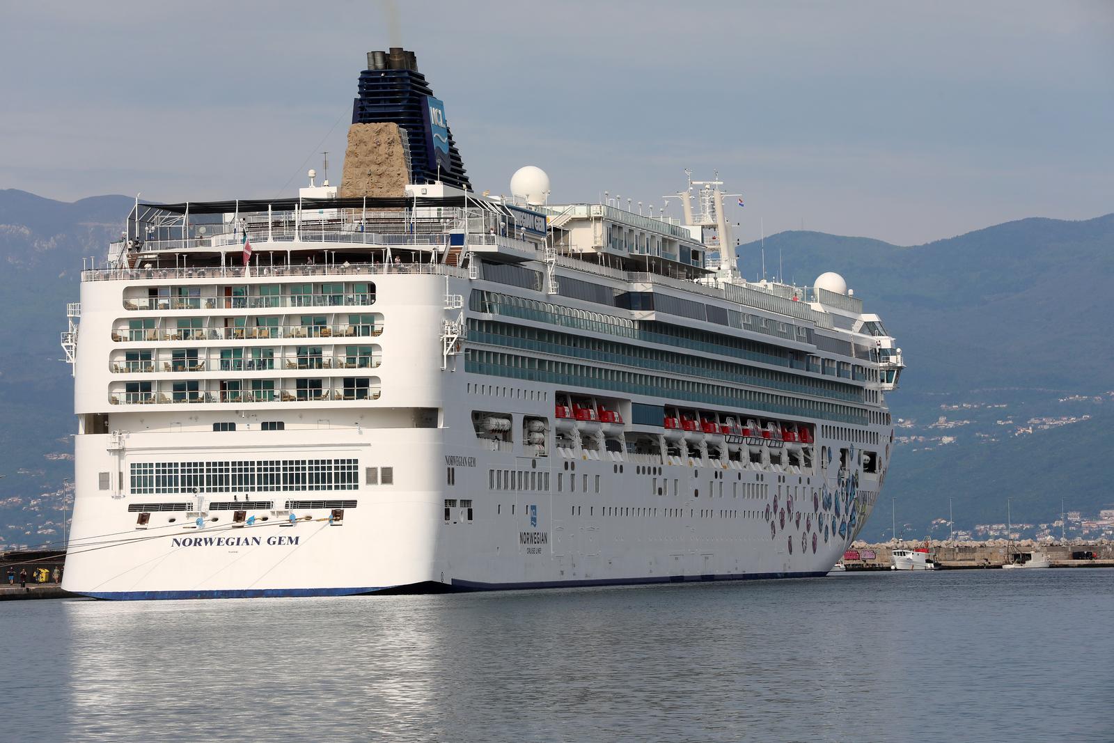 Prvi ovosezonski kruzer Norwegian Gem uplovio u riječku luku pun turista Prvi ovosezonski kruzer Norwegian Gem uplovio u riječku luku pun turista