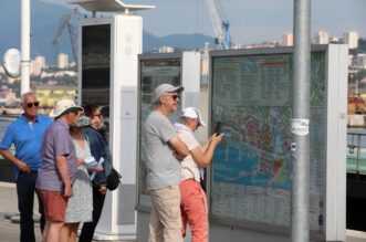 Prvi ovosezonski kruzer Norwegian Gem uplovio u riječku luku pun turista Prvi ovosezonski kruzer Norwegian Gem uplovio u riječku luku pun turista
