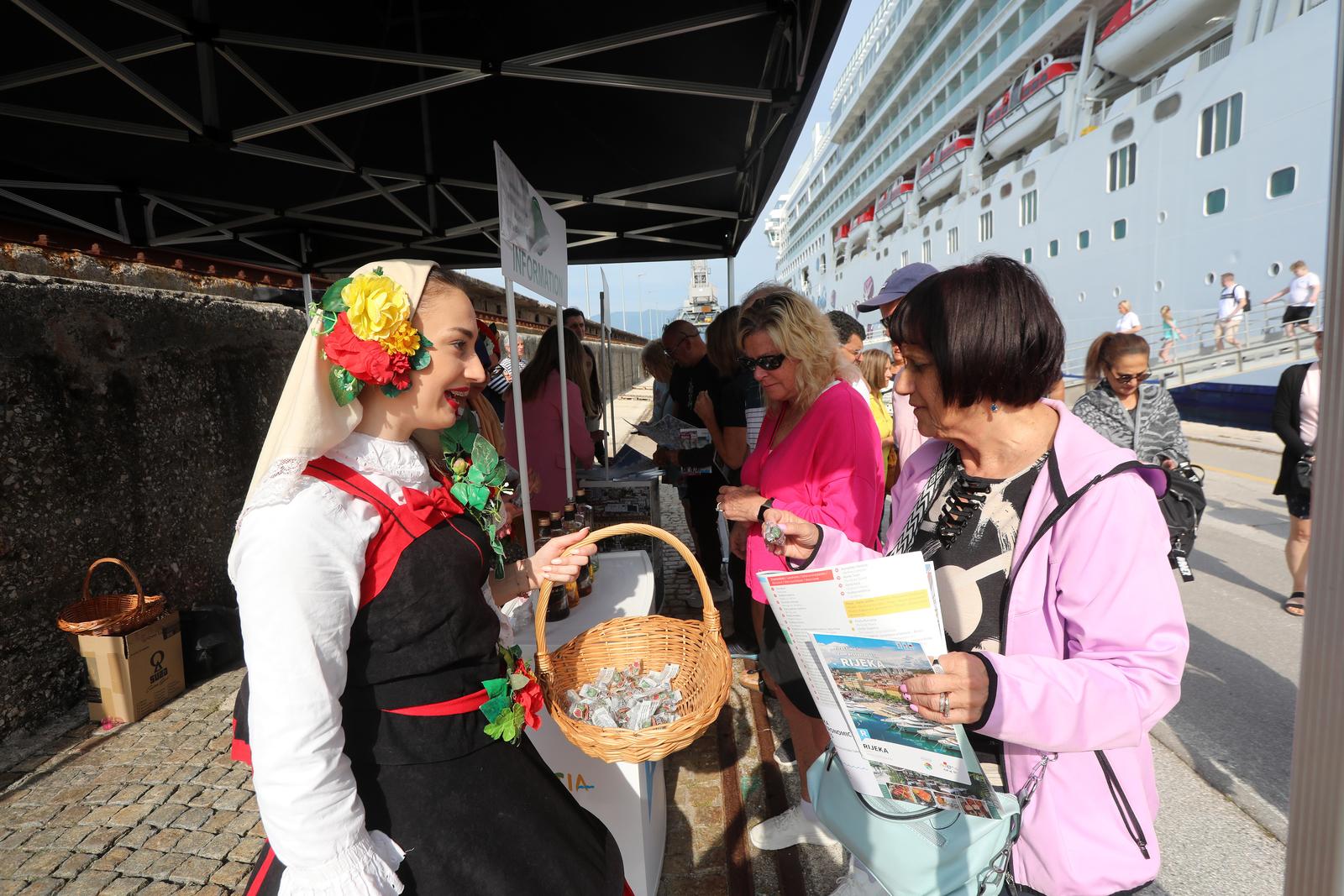 Prvi ovosezonski kruzer Norwegian Gem uplovio u riječku luku pun turista Prvi ovosezonski kruzer Norwegian Gem uplovio u riječku luku pun turista