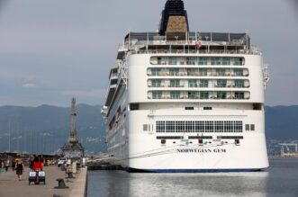 Prvi ovosezonski kruzer Norwegian Gem uplovio u riječku luku pun turista Prvi ovosezonski kruzer Norwegian Gem uplovio u riječku luku pun turista