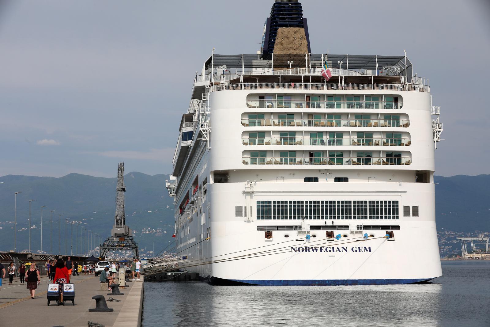 Prvi ovosezonski kruzer Norwegian Gem uplovio u riječku luku pun turista Prvi ovosezonski kruzer Norwegian Gem uplovio u riječku luku pun turista