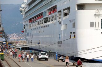 Prvi ovosezonski kruzer Norwegian Gem uplovio u riječku luku pun turista Prvi ovosezonski kruzer Norwegian Gem uplovio u riječku luku pun turista