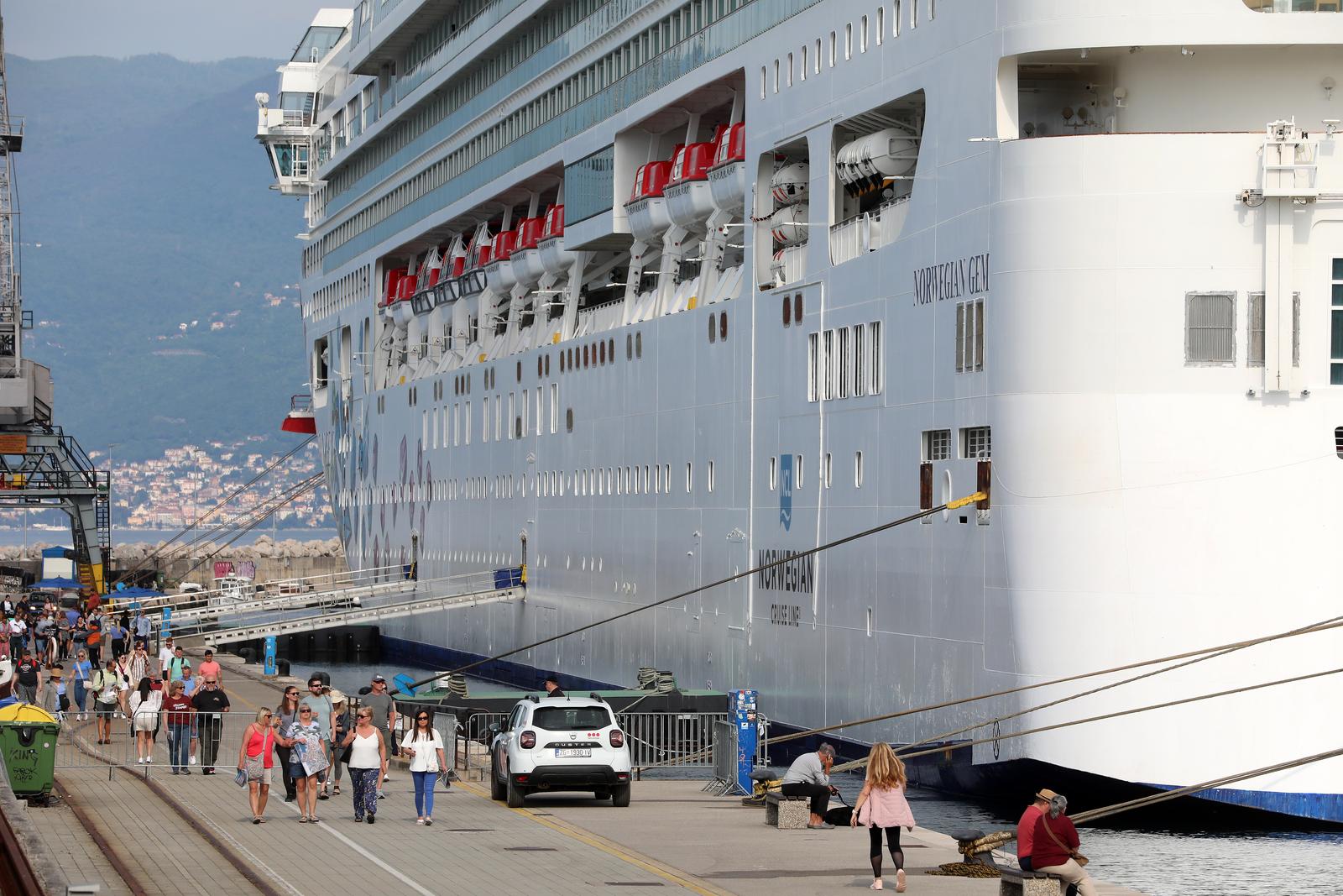 Prvi ovosezonski kruzer Norwegian Gem uplovio u riječku luku pun turista Prvi ovosezonski kruzer Norwegian Gem uplovio u riječku luku pun turista
